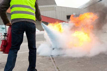 Formation Equipier de Première Intervention - formation à l'utilisation de l'extincteur.