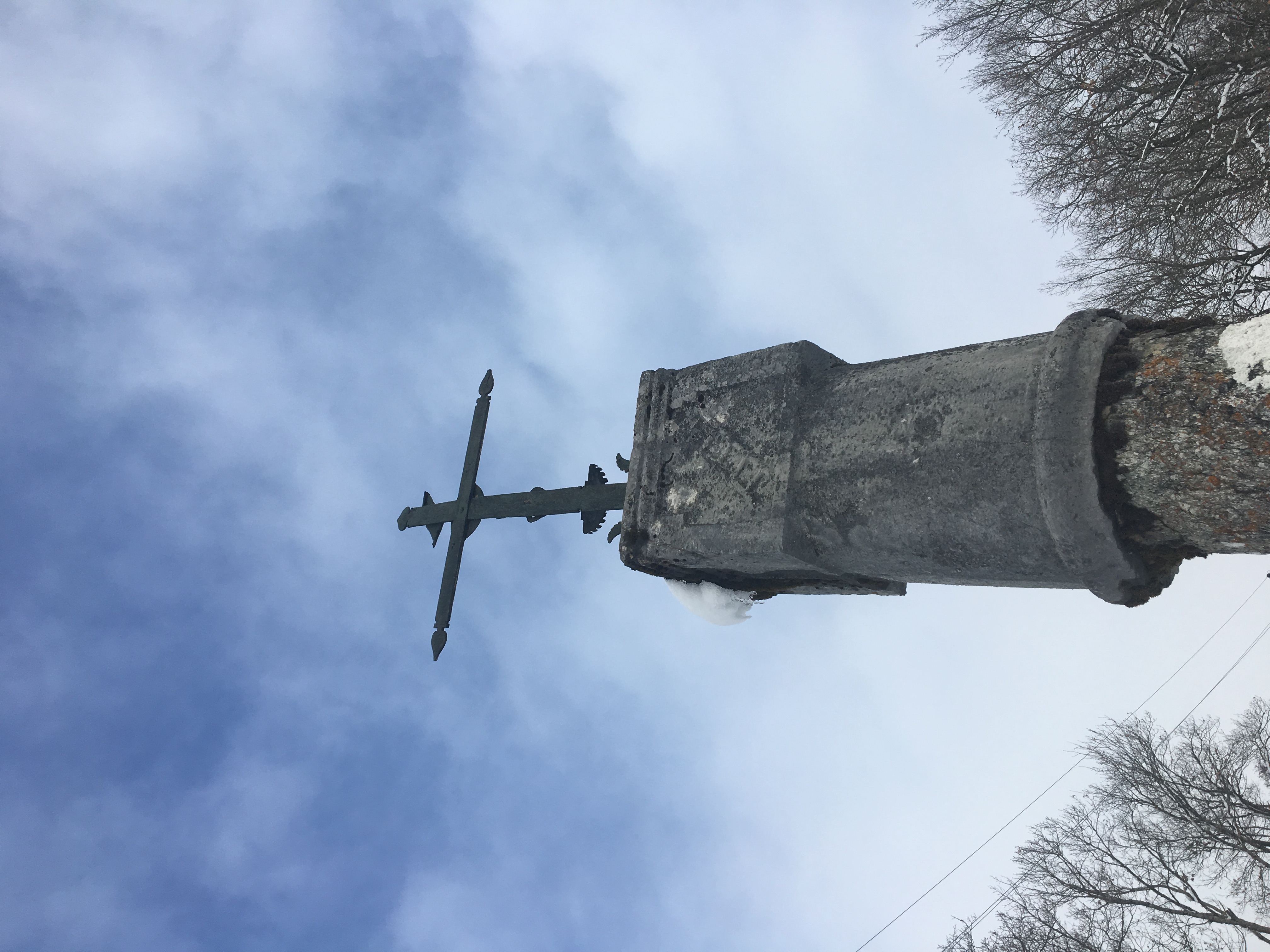 Détail de la croix. On voit nettement l'échelle, un. des symboles de la passion du Christ. 
Photograhie : La Salévienne