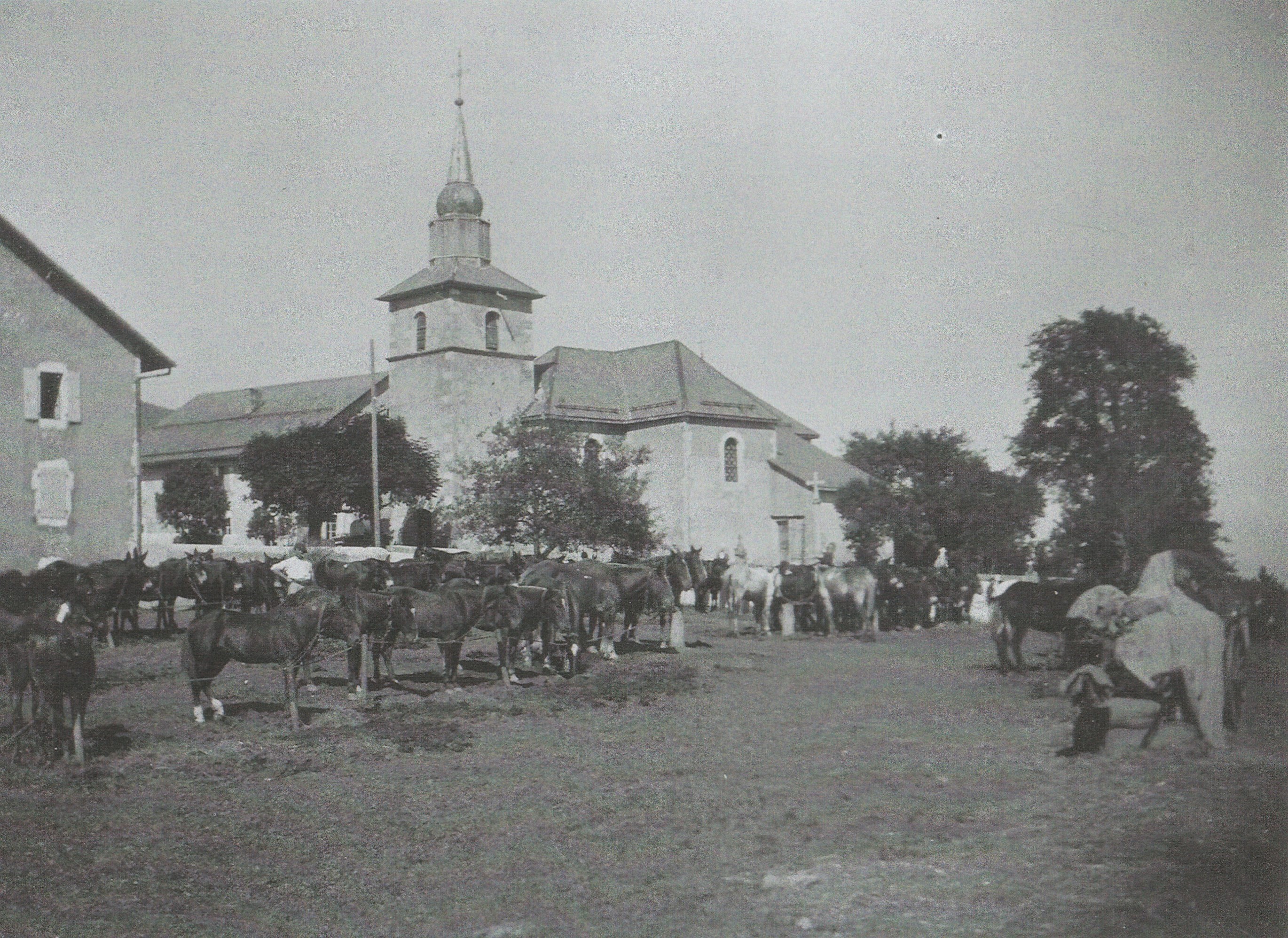 Réquisition des chevaux 2nd guerre mondiale à Vovray-en-Bornes sur le champs de foire . 
Le clocher n'avait été réhaussé-L'ancien cimetière pas détruit. 
Collection privée. J.D