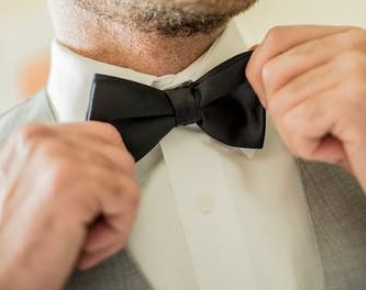 habillage du marié noeud papillon noir chemise blanche