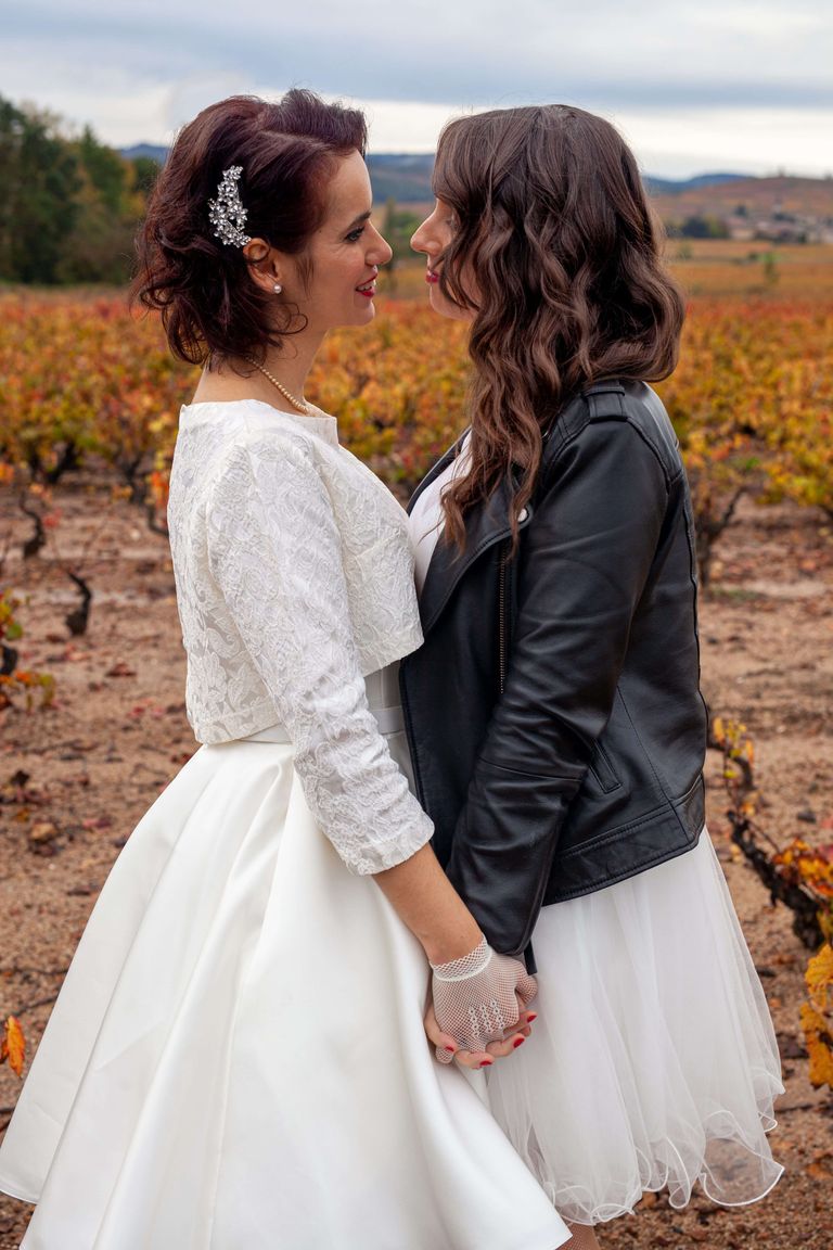 Mariage gay vignes automne robe courte