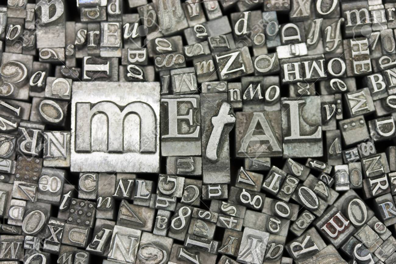 53839732 gros plan des vieilles lettres de typeset les metaux avec le mot metal 