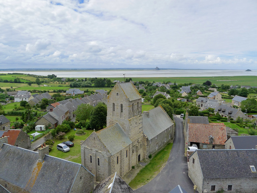 Prieure Saint Leonard et la baie