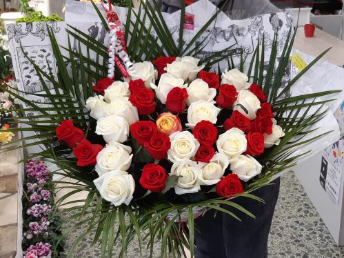 bouquet de grandes roses blanches et rouges 
