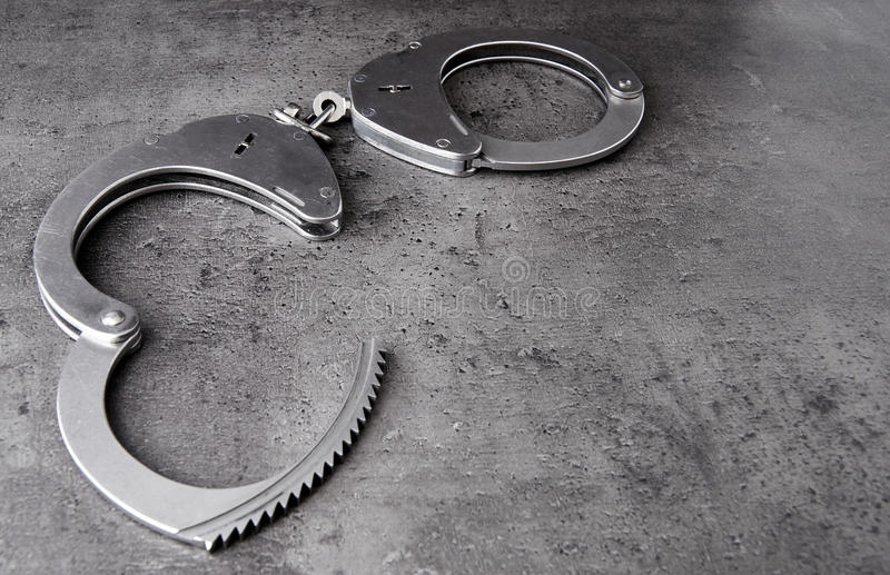 La police ouverte menotte sur le fond gris approximatif avec l espace de copie 92178560