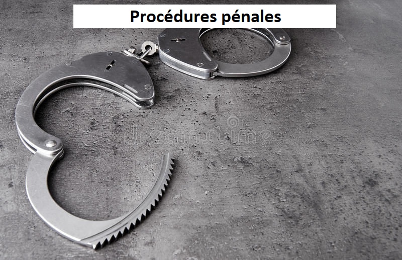 Eg4t5 la police ouverte menotte sur le fond gris approximatif avec l espace de copie 92178560