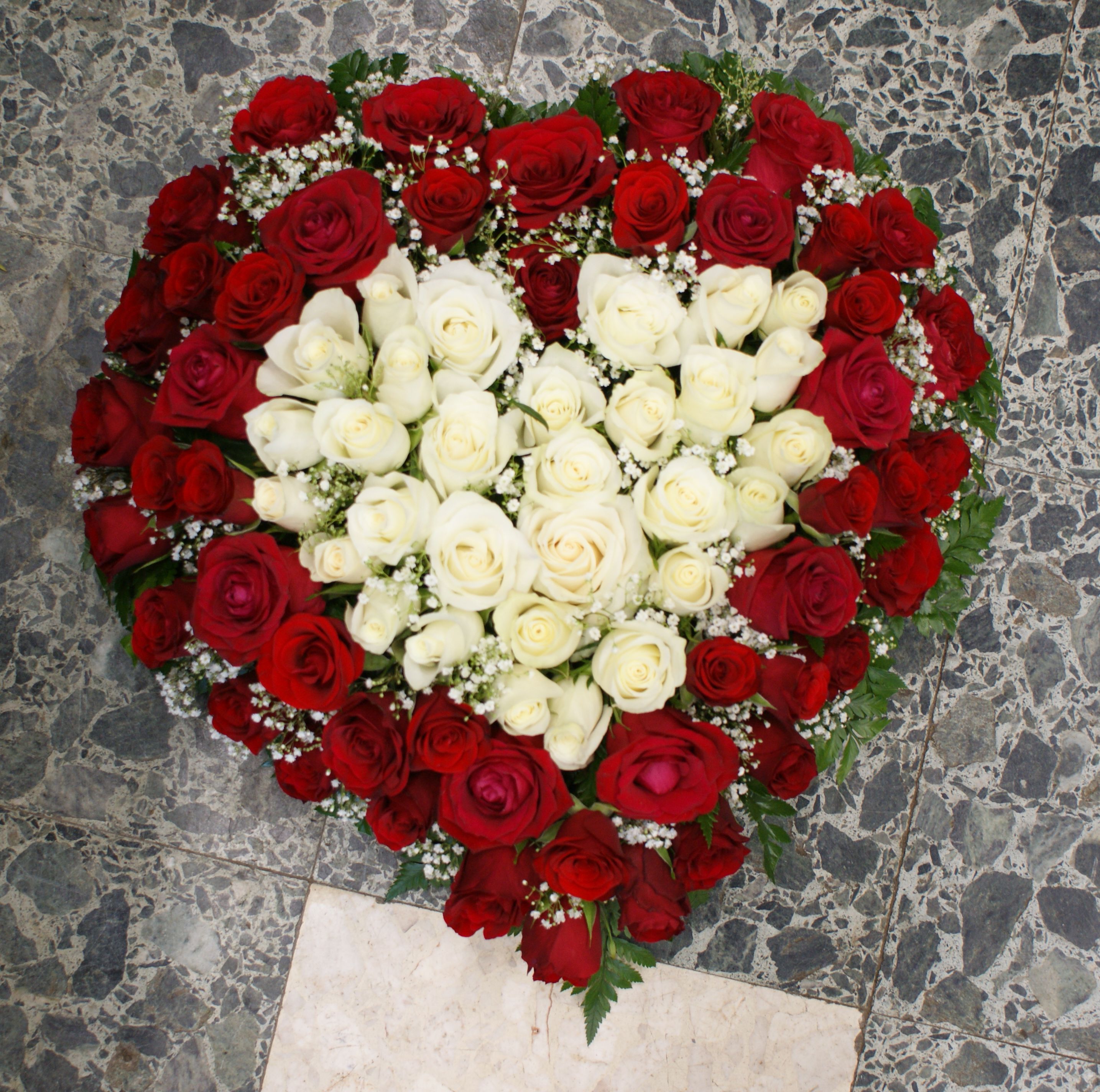 Coeur de roses rouges et blanches