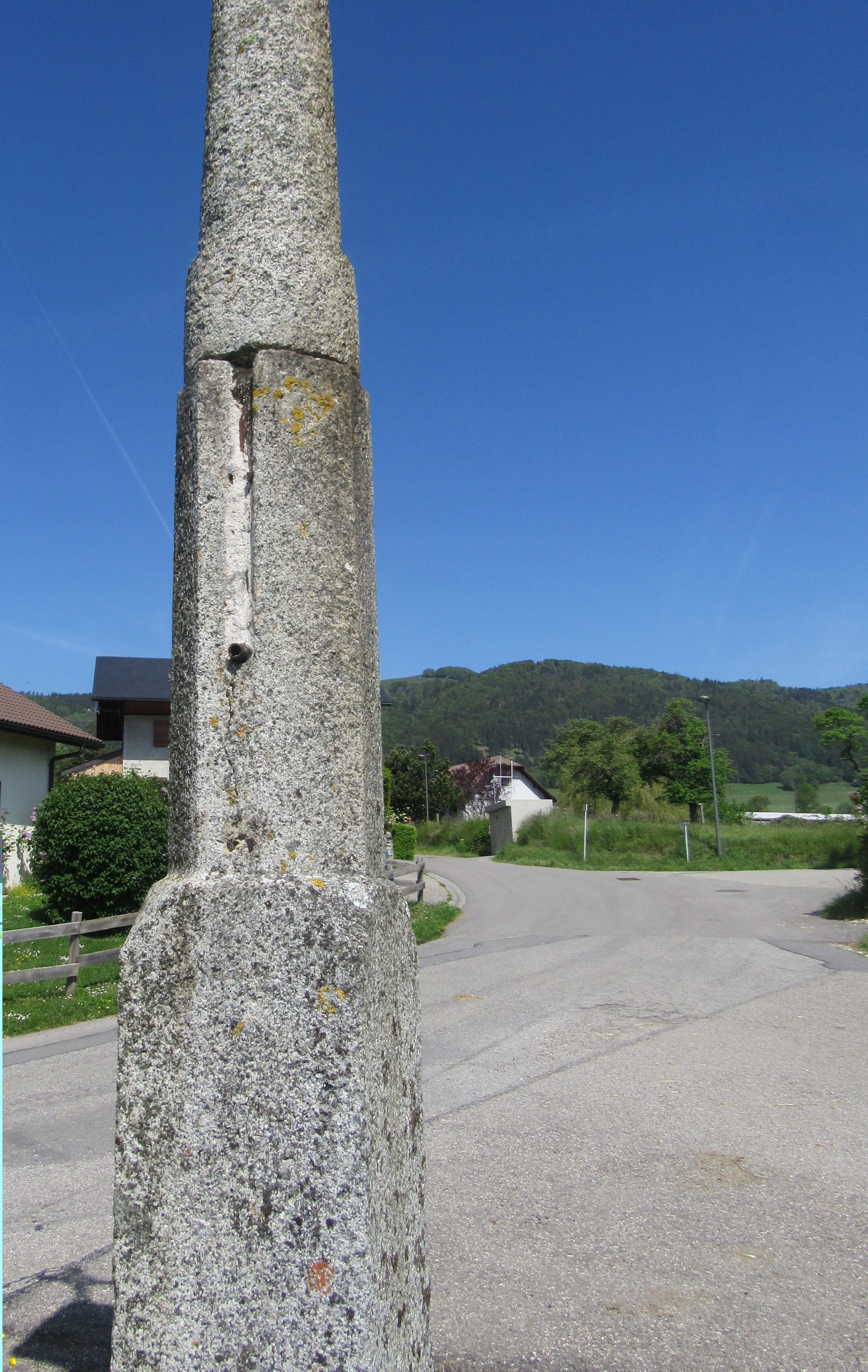 Détail de la taille dans le granit de l'ancienne fontaine.
Photographie  : La Salévienne