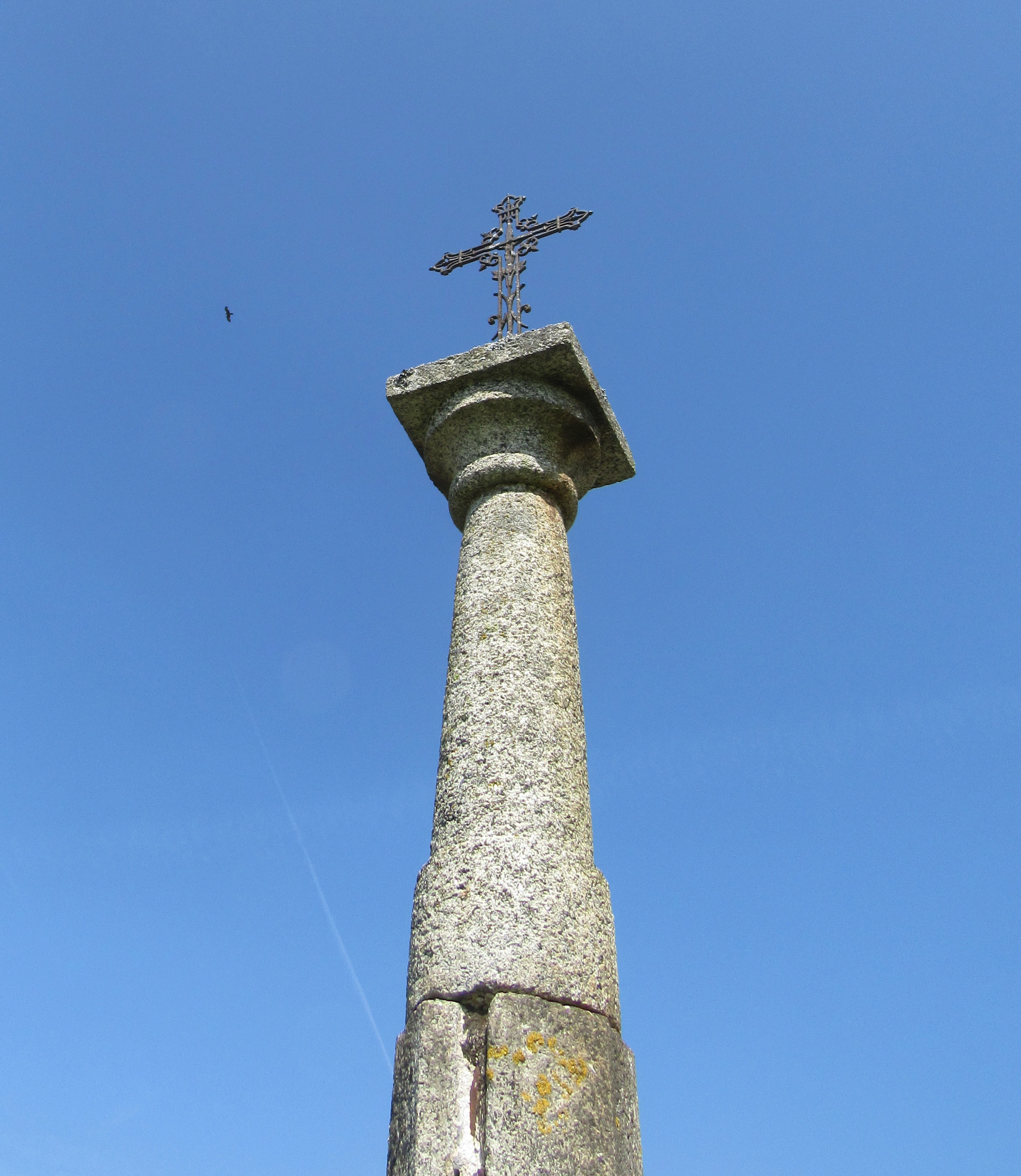 Détail de la croix. On voit la taille dans le granit du fût.
Photographie : La Salèvienne