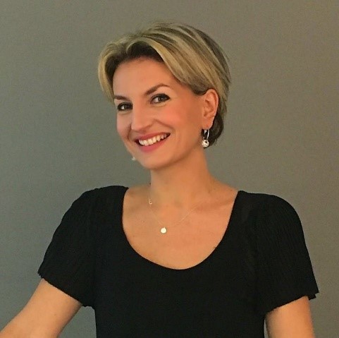 Claudia GAZANION, fondatrice de PepS Expérience.

Formatrice et Facilitatrice en entreprise mais également Coach en psychologie positive, Sophrologue et Praticienne en hypnose. 