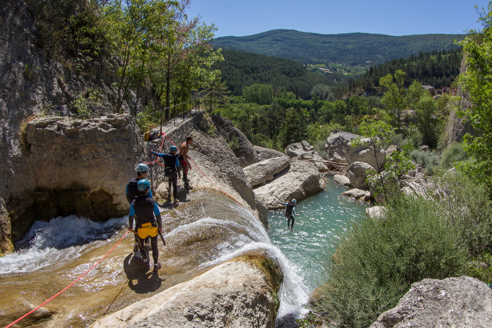 La retenue d eau du petit lac entre le saut de la drome et le village de luc en diois permet une baignade en famille ou une pause repas bien agreable face a un spectacle impressionnant de chaos rocheux 1404533885