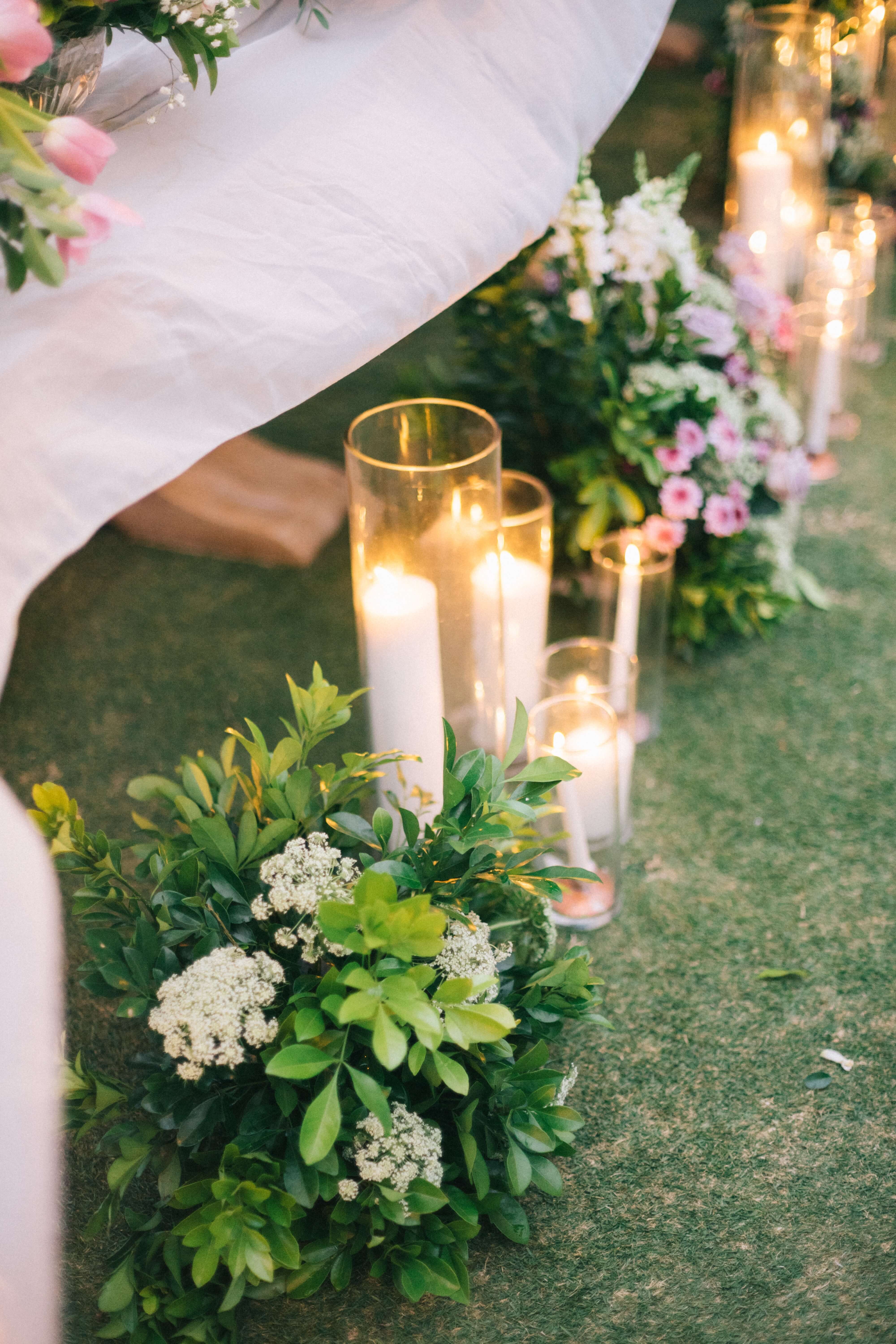 decoration allee ceremonie laique avec bougies et fleurs conseils et recherche de prestataires pur bonheur wedding planner lyon