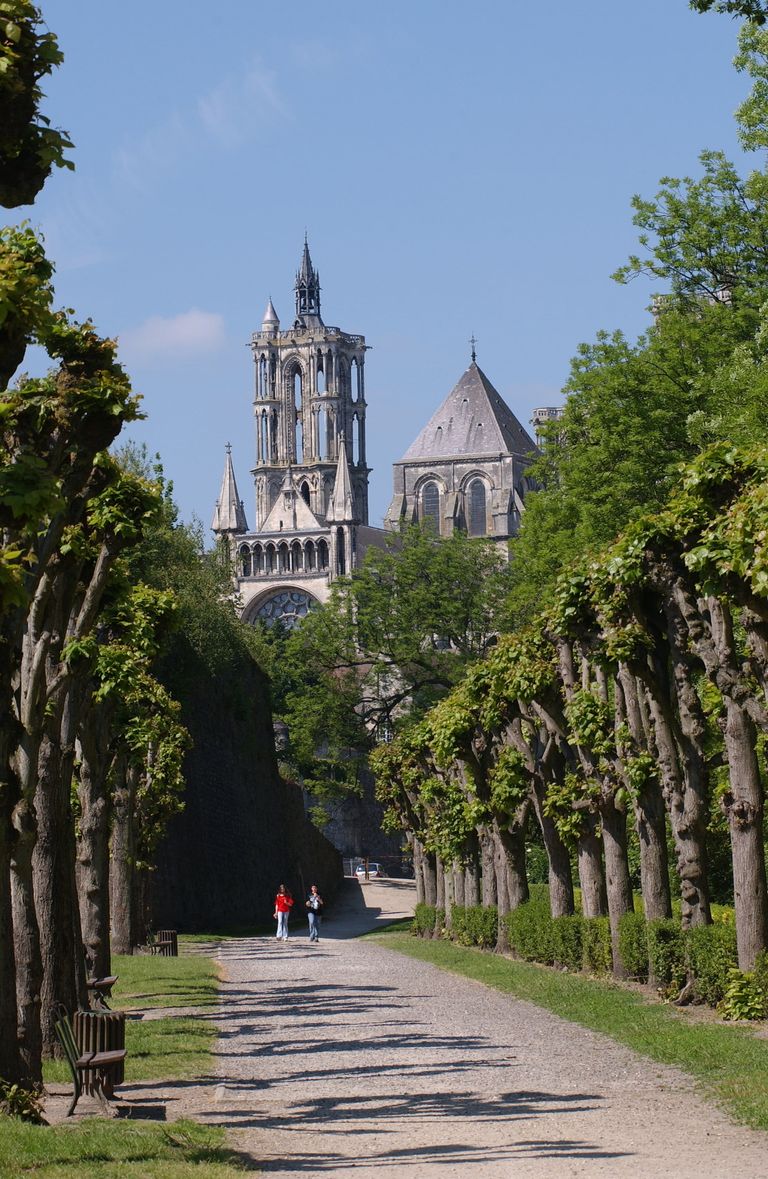 Laon cathedrale promeneurs sur chemin CRT de picardie D Raux min