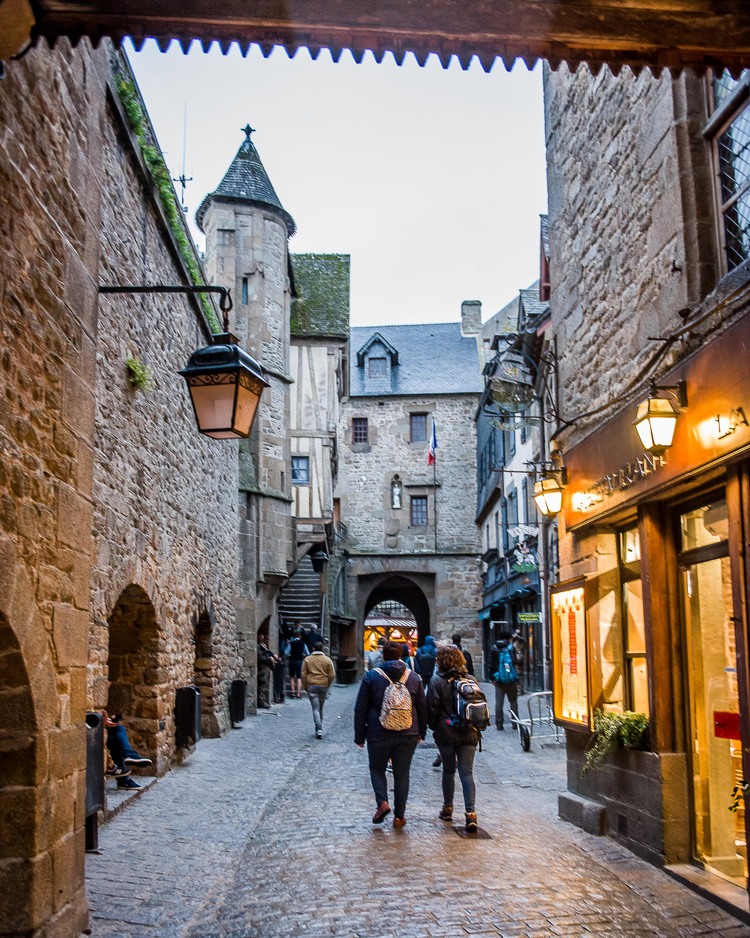 Mont sain michel nuit village boutiques audic2417 1