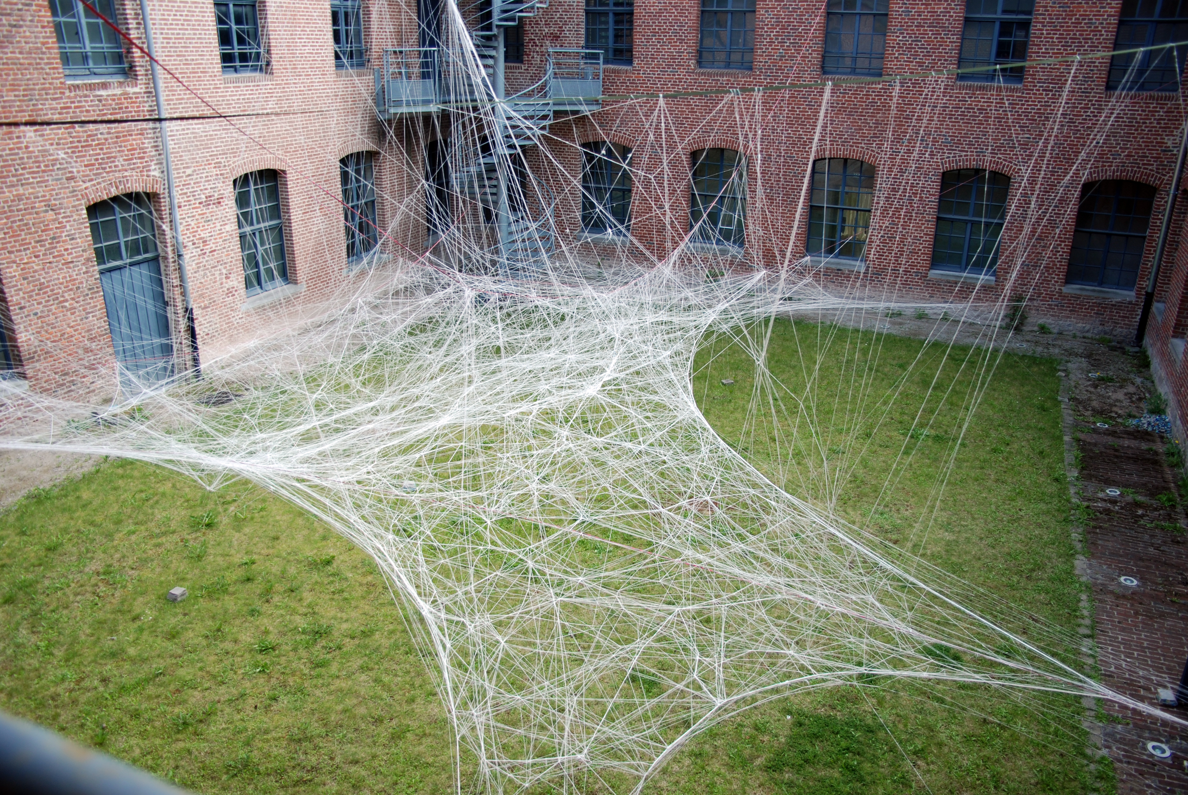 Tissage improvisé, oeuvre participative, "Du Fil à Retordre" Hospice d'Havré, Tourcoing, 2014