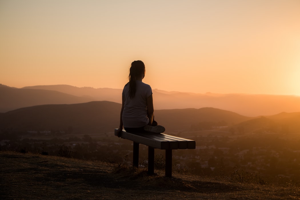 sophrologie bien-être physique mental femme coucher du soleil