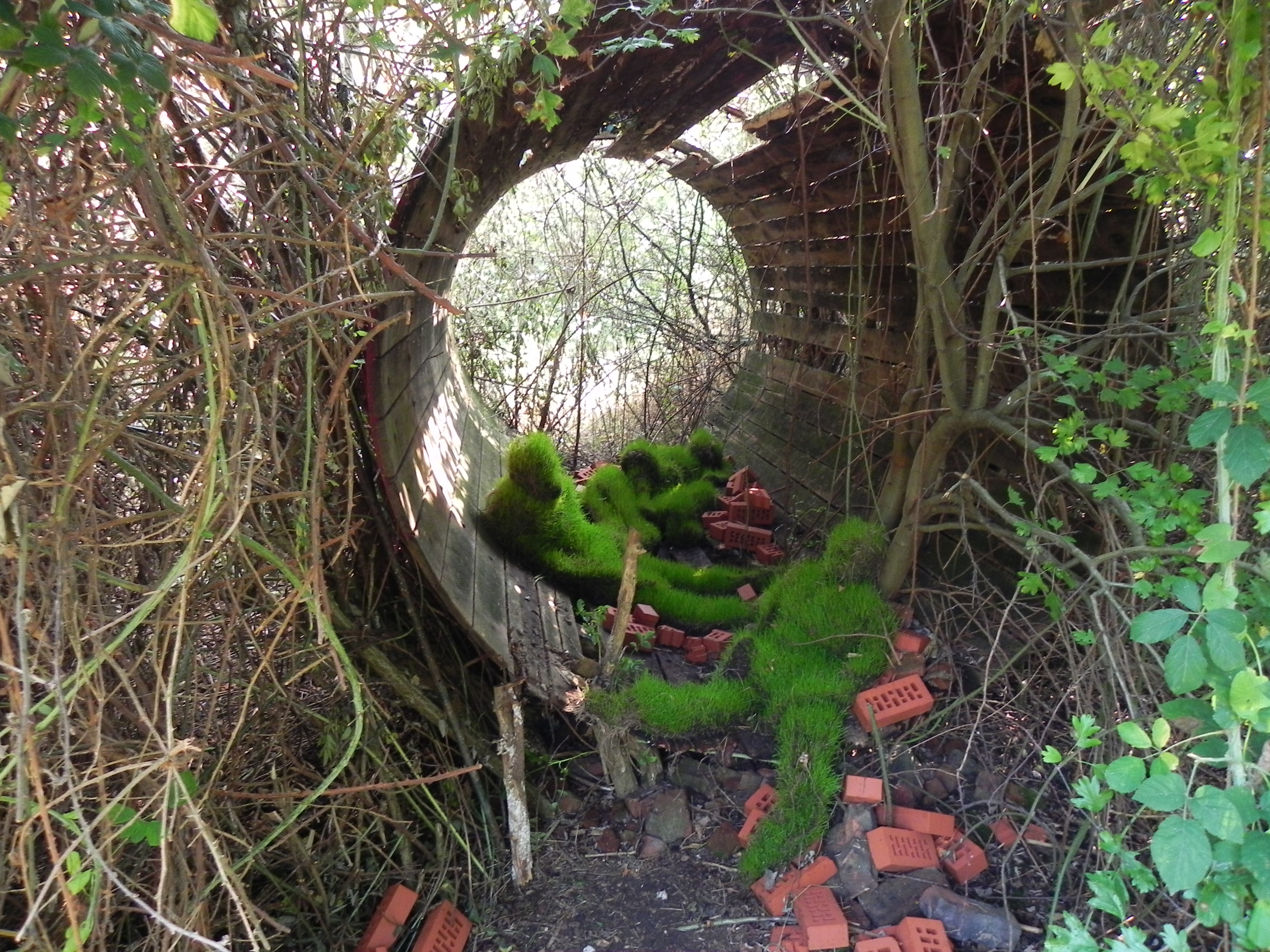 Wait, Art Terre, 2016 Comines-Warneton, Belgique. Capucine Desoomer
petits bouts d'humanité délaissés abandonné dans l'espace publique