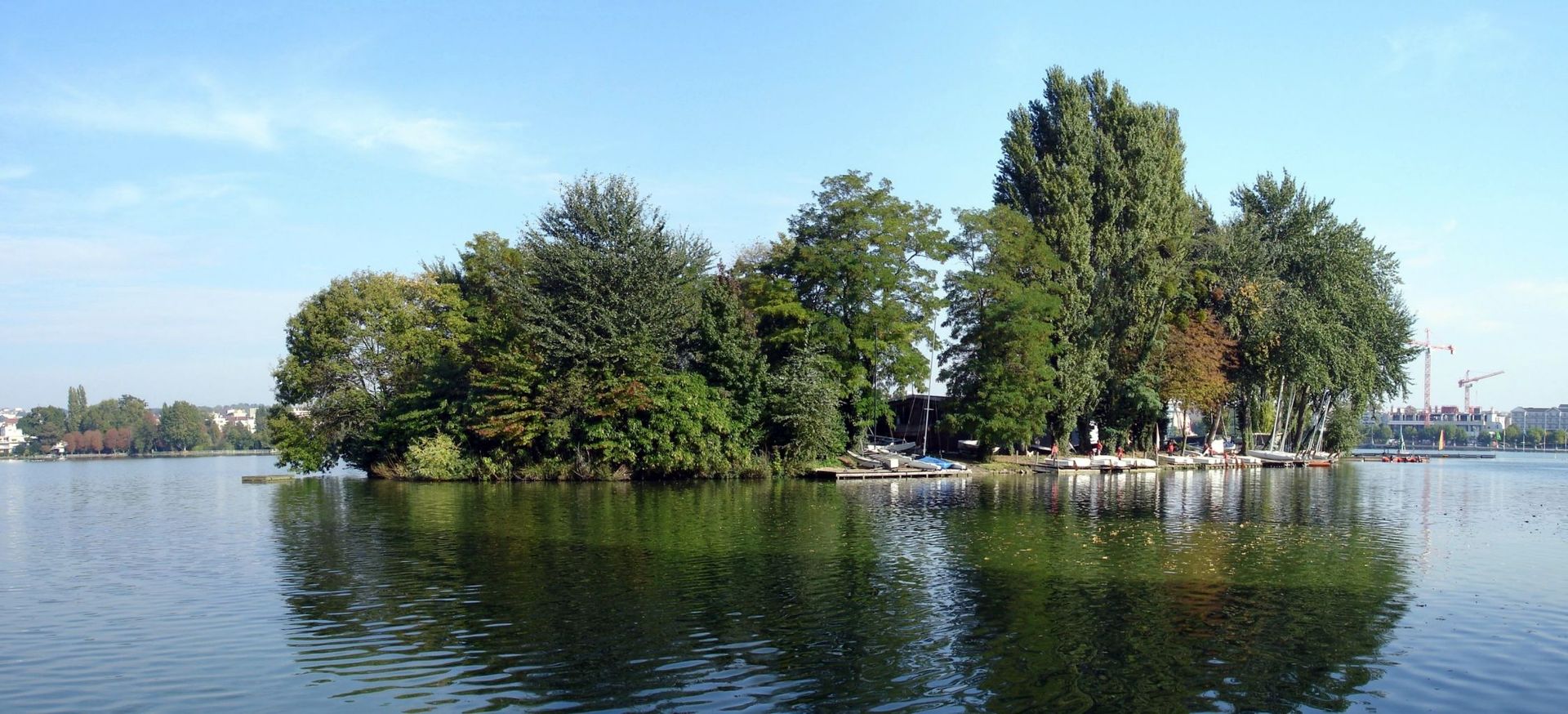 1920px Ile des cygnes pano2 lac d Enghien
