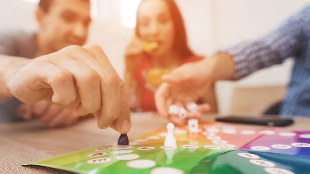 Jeunes amis en train de jouer a un jeu de societe