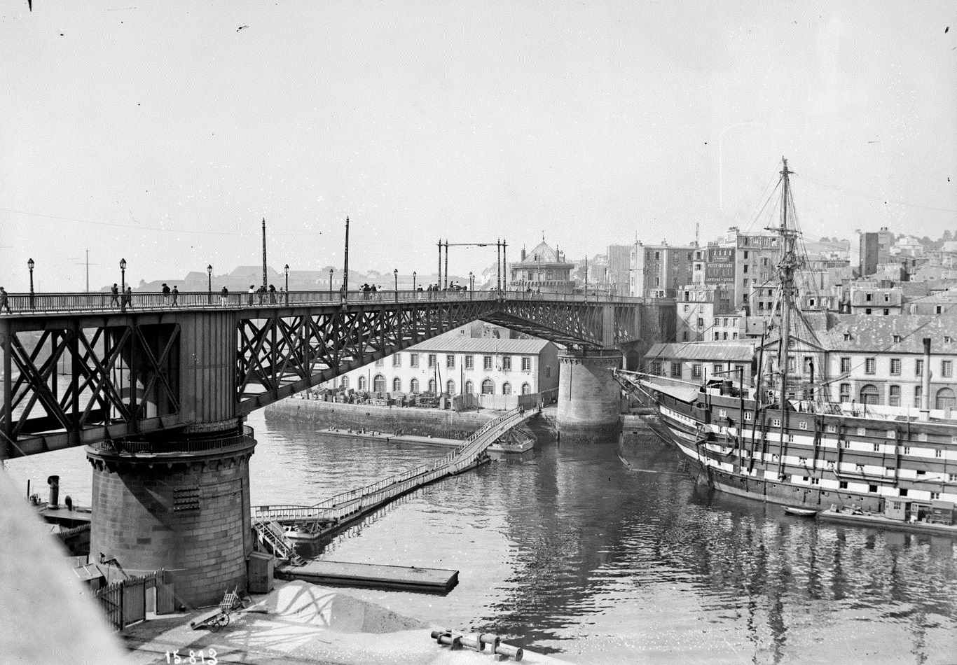 Le navivre école " LE BORDA " et le pont national