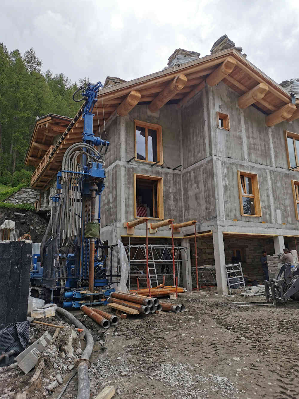 Pose de sondes de géothermie pour le chauffage d'un chalet en montagne.