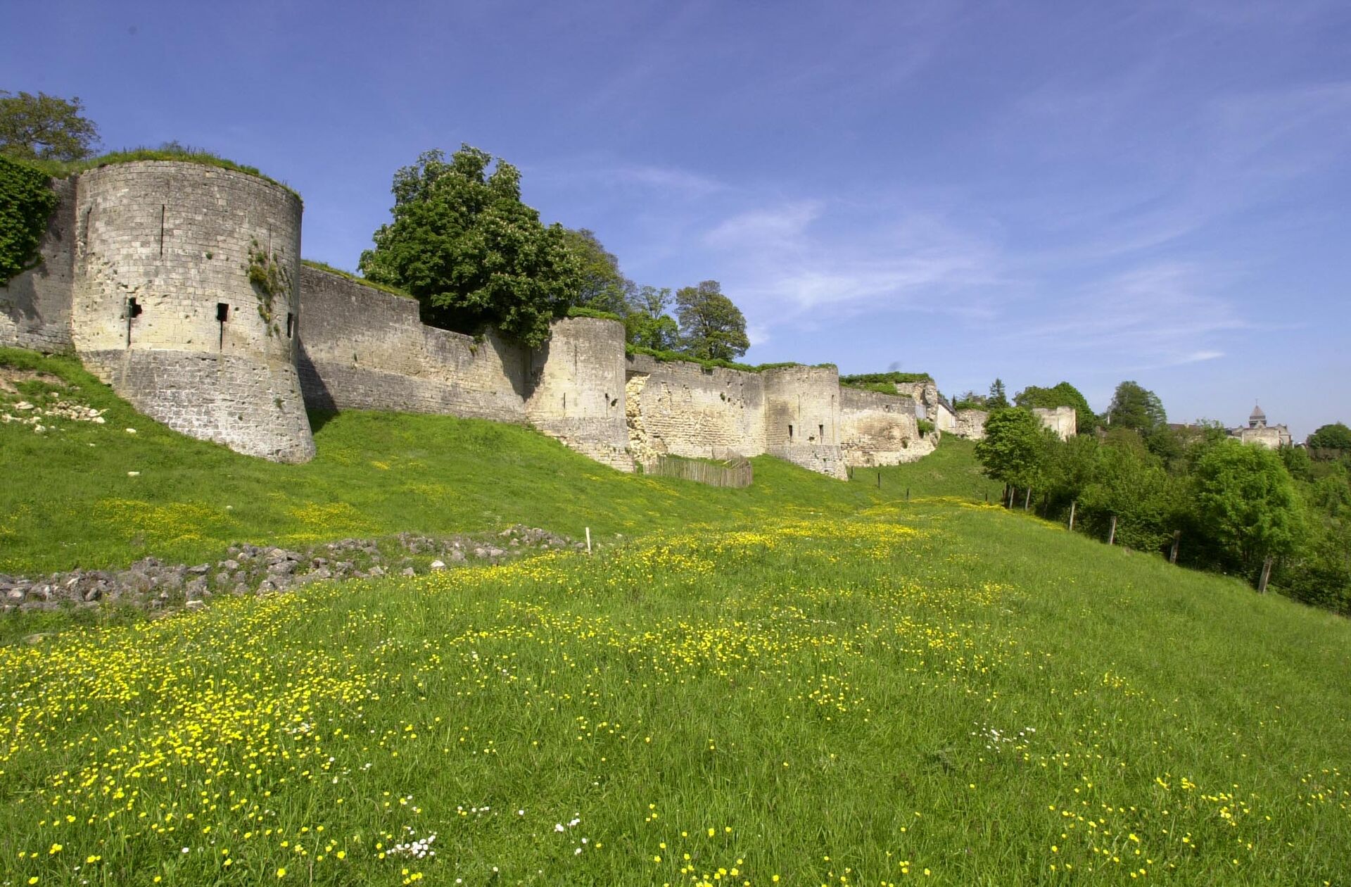 Coucy le chateau remparts s lefebvre