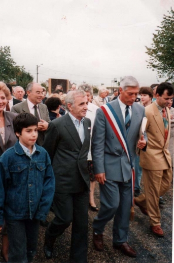 Charles-aznavour-et-le-maire-m-bigel-pour-linauguration-de-la-s-343x520