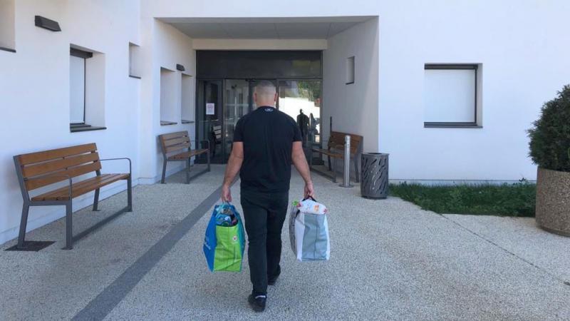 Le Puy-en-Velay: des caddies de solidarité pour les soignants de l'hôpital et des Ephad 