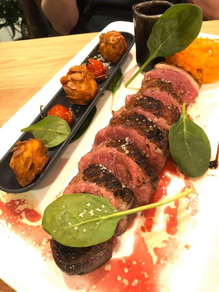 Magret de canard a l orange pommes amandines et puree de patate douce