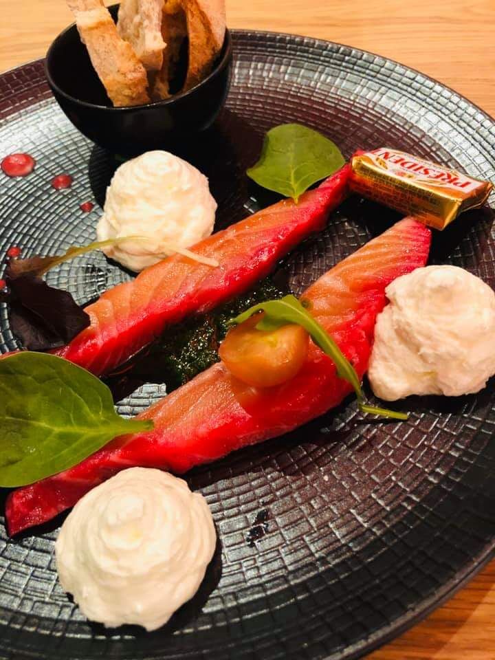 Saumon gravlax marine a la betterave beurre demi sel et creme citronnee