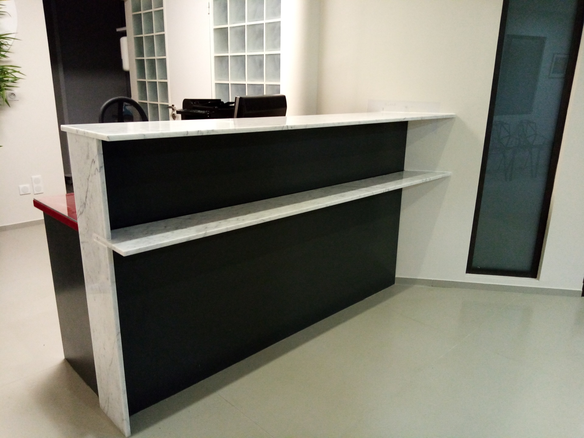 Renovation banque en marbre carrare 20 mm apres 1