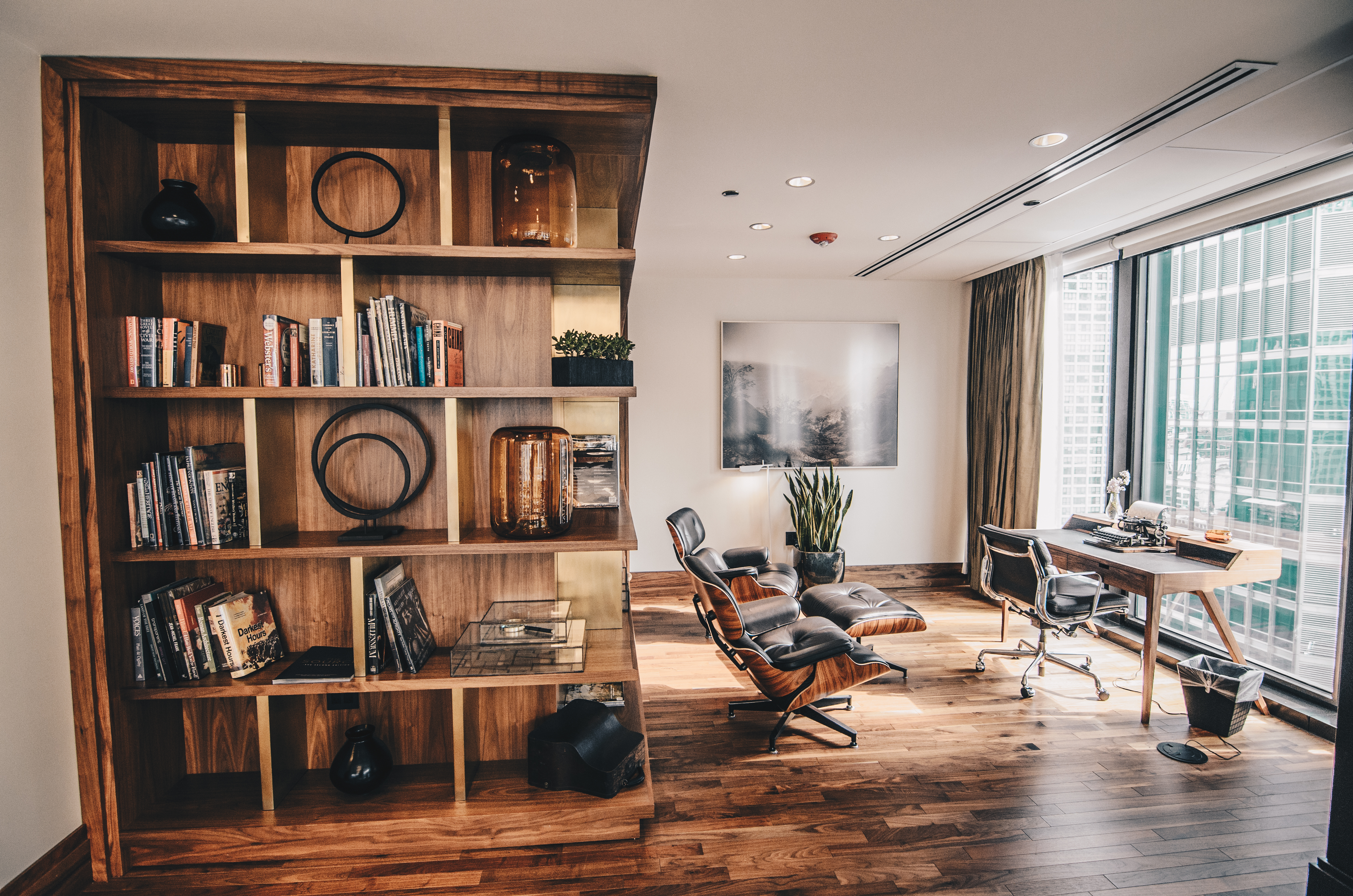 Photo of a wooden bookshelf 2883049