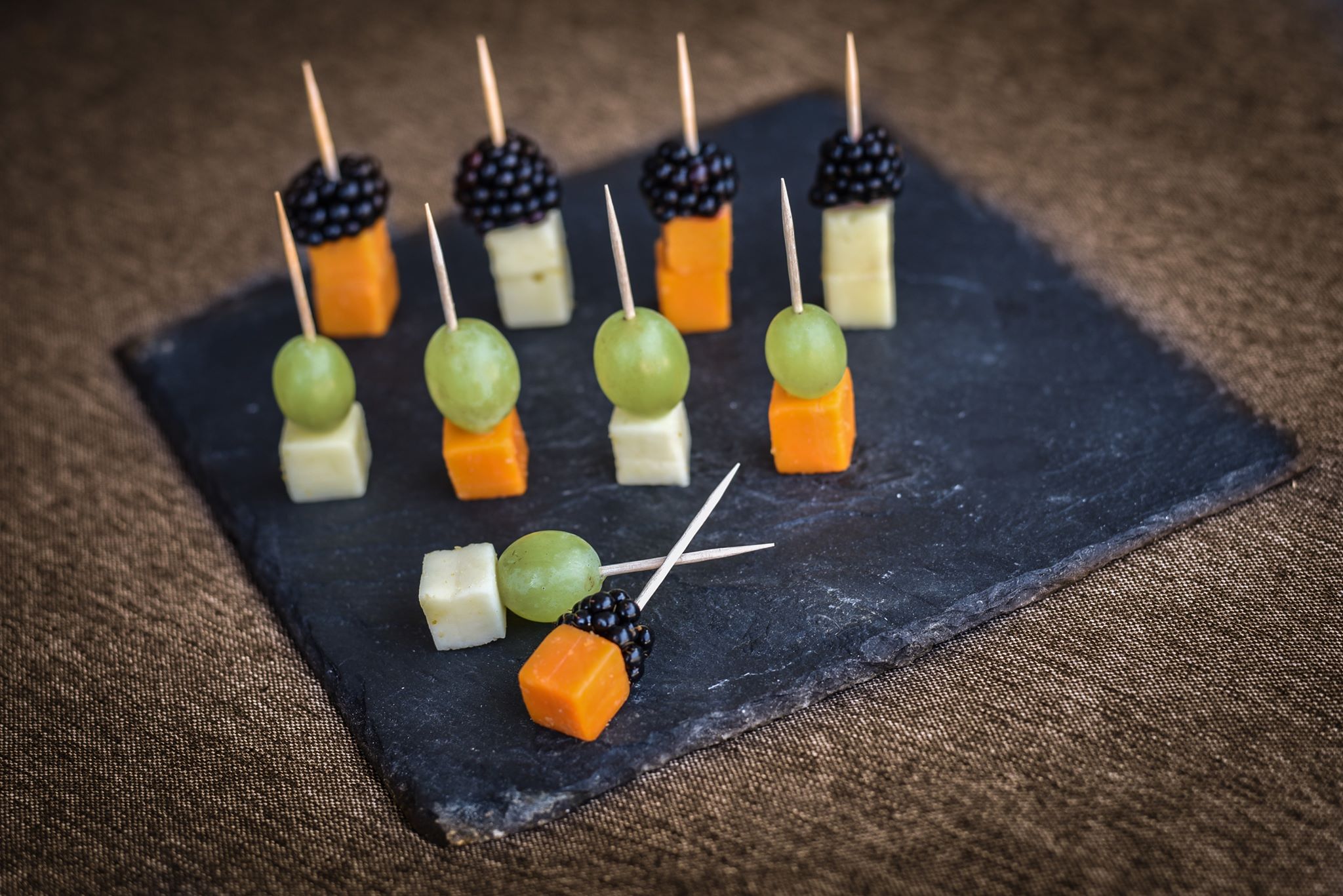 Brochettes de raisin et mûre au fromage