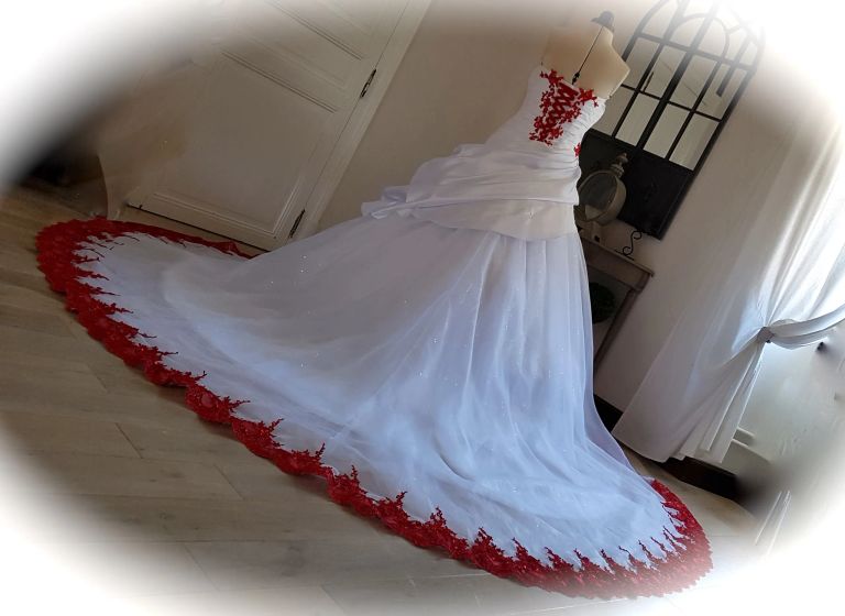 Ateliers collection créateur
Robe de mariée rouge et blanche
Blanche et dentelle rouge