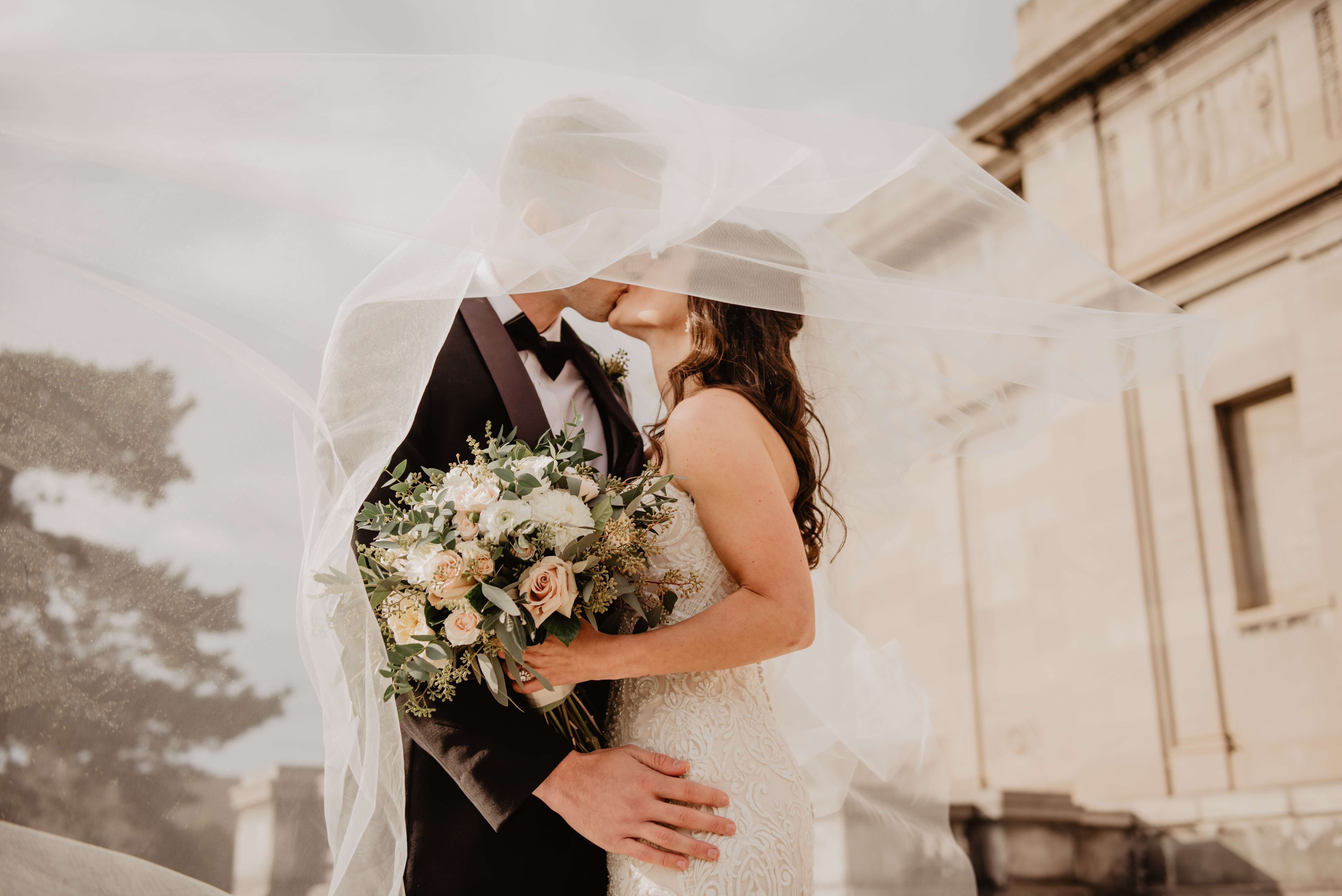 couple mariés robe de mariée voile pur boheur wedding planner lyon