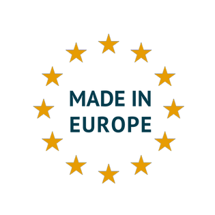 Logo made in europe CABANE A JOUETS : jouets en bois, made in France et made in Europe, kits créatifs, draisienne, jeux de société enfant et famille 