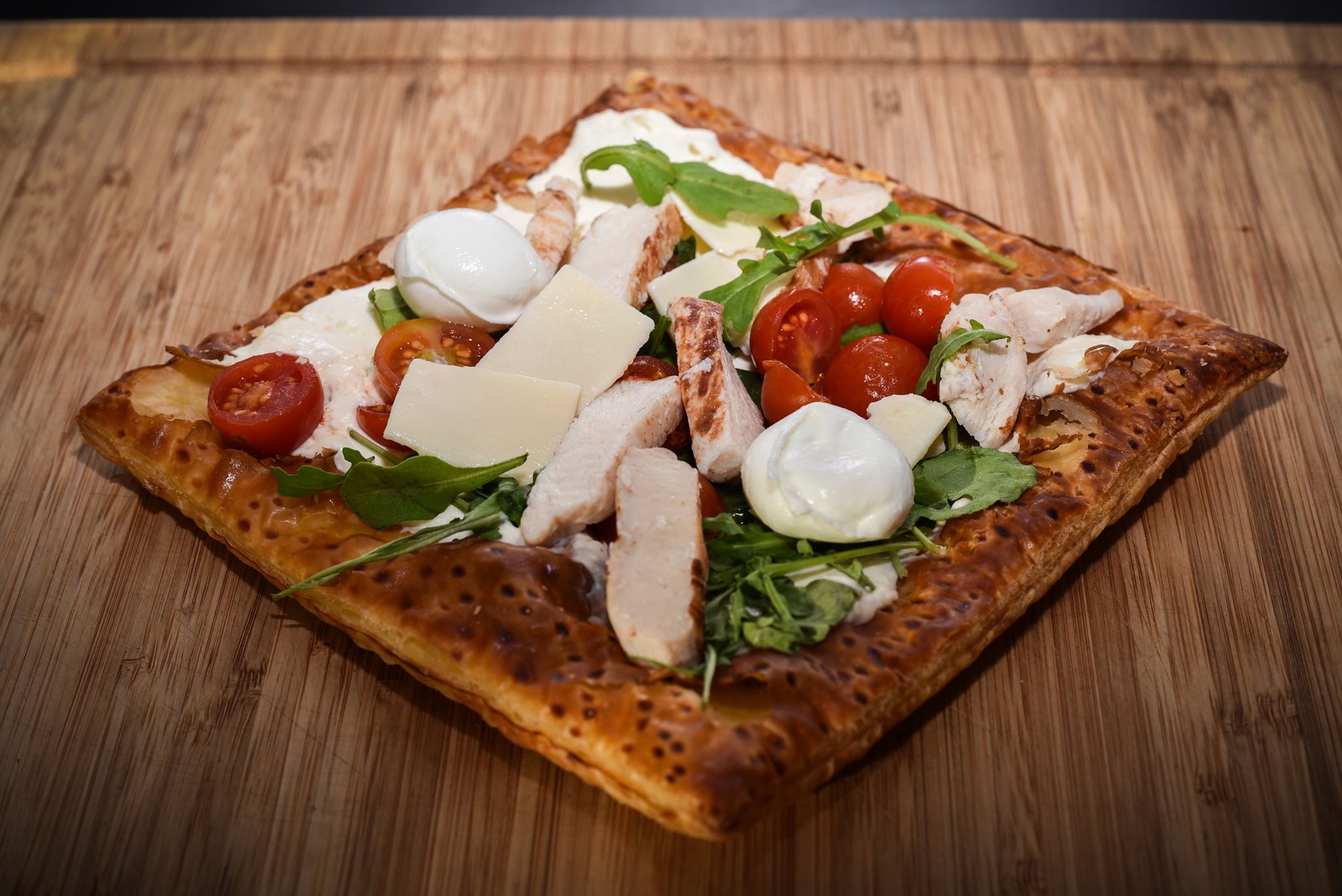 Tarte fine tomate, poulet et mozza