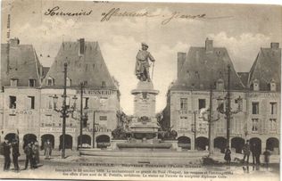 CPA-Charleville-Nouvelle-Fontaine-Place-Ducale