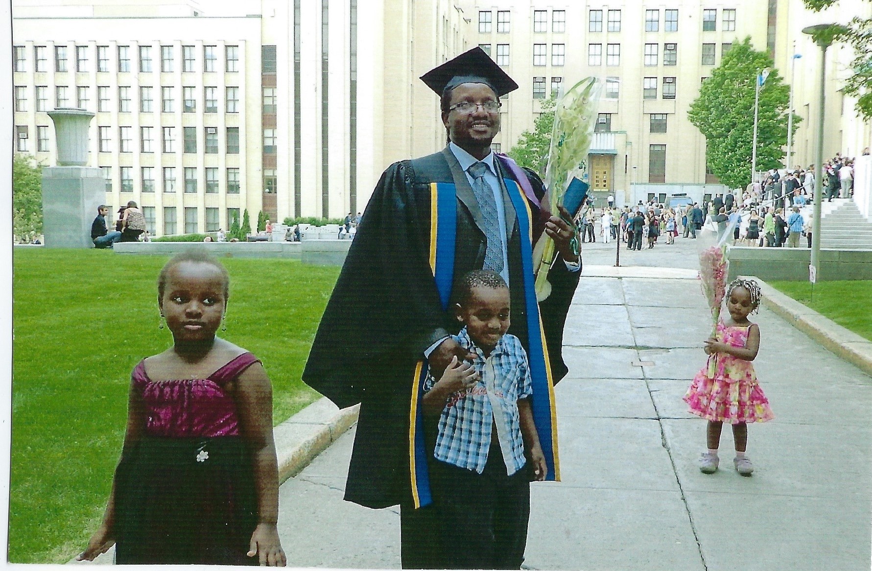 2020 08 30 164700 a la collation des grades dr isaac avec ses trois enfants 