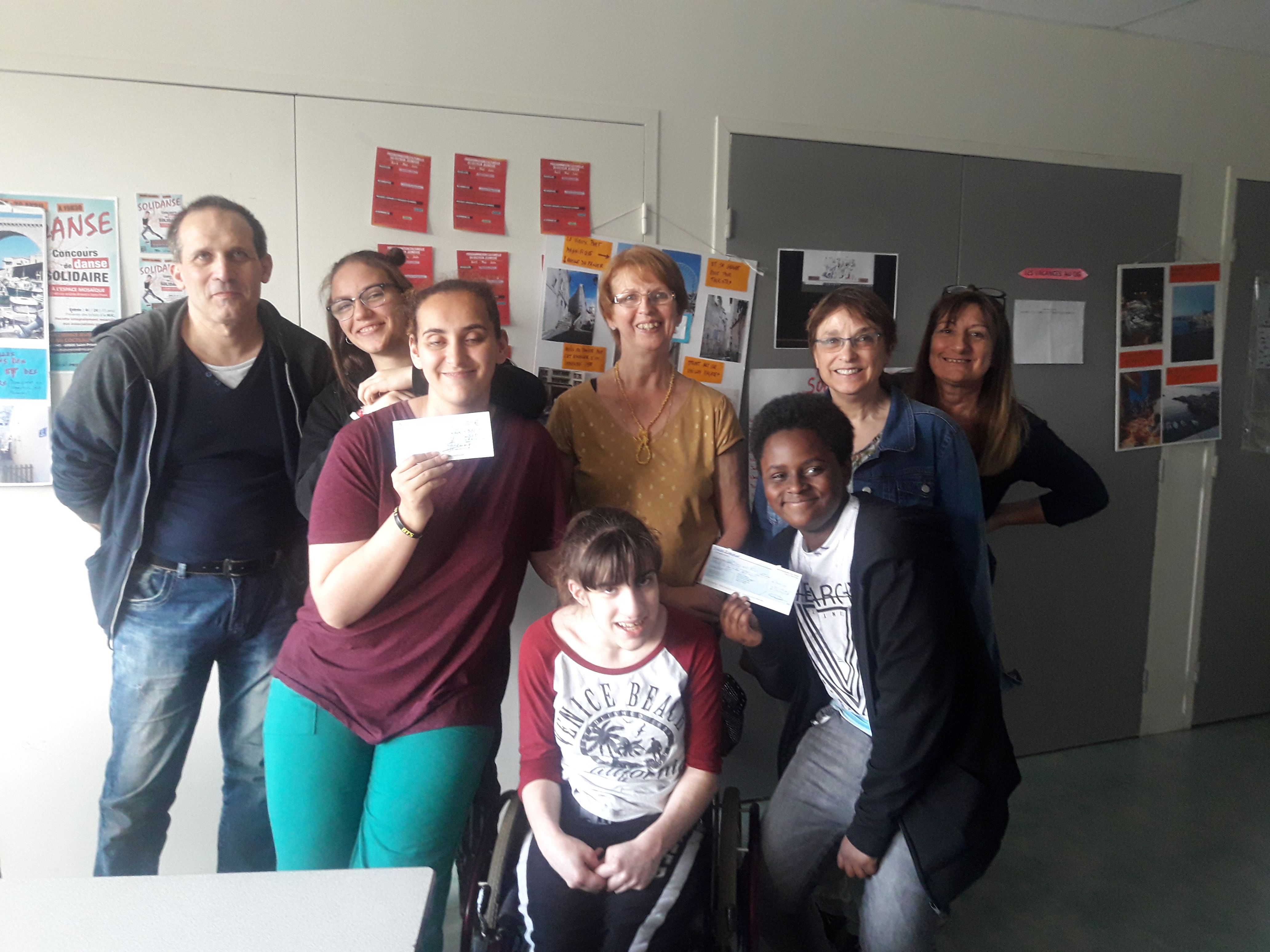 Remise de chèque à LAURINE par les Dream's girls suite au concours de danse SOLIDANSE organisé par la MJC JEAN COCTEAU