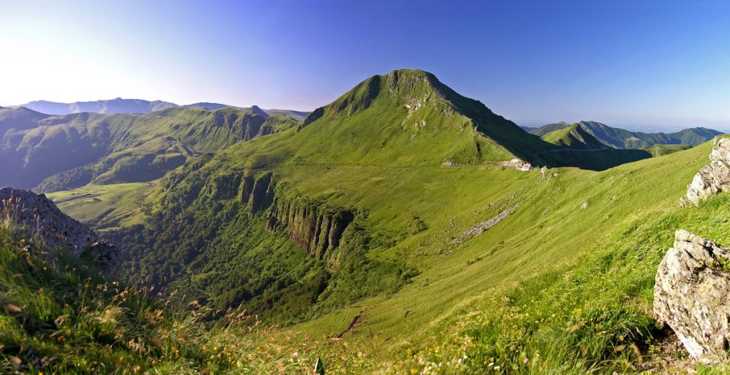 Puy-mary-massif-cantalien-cantal-auvergne-1024x527