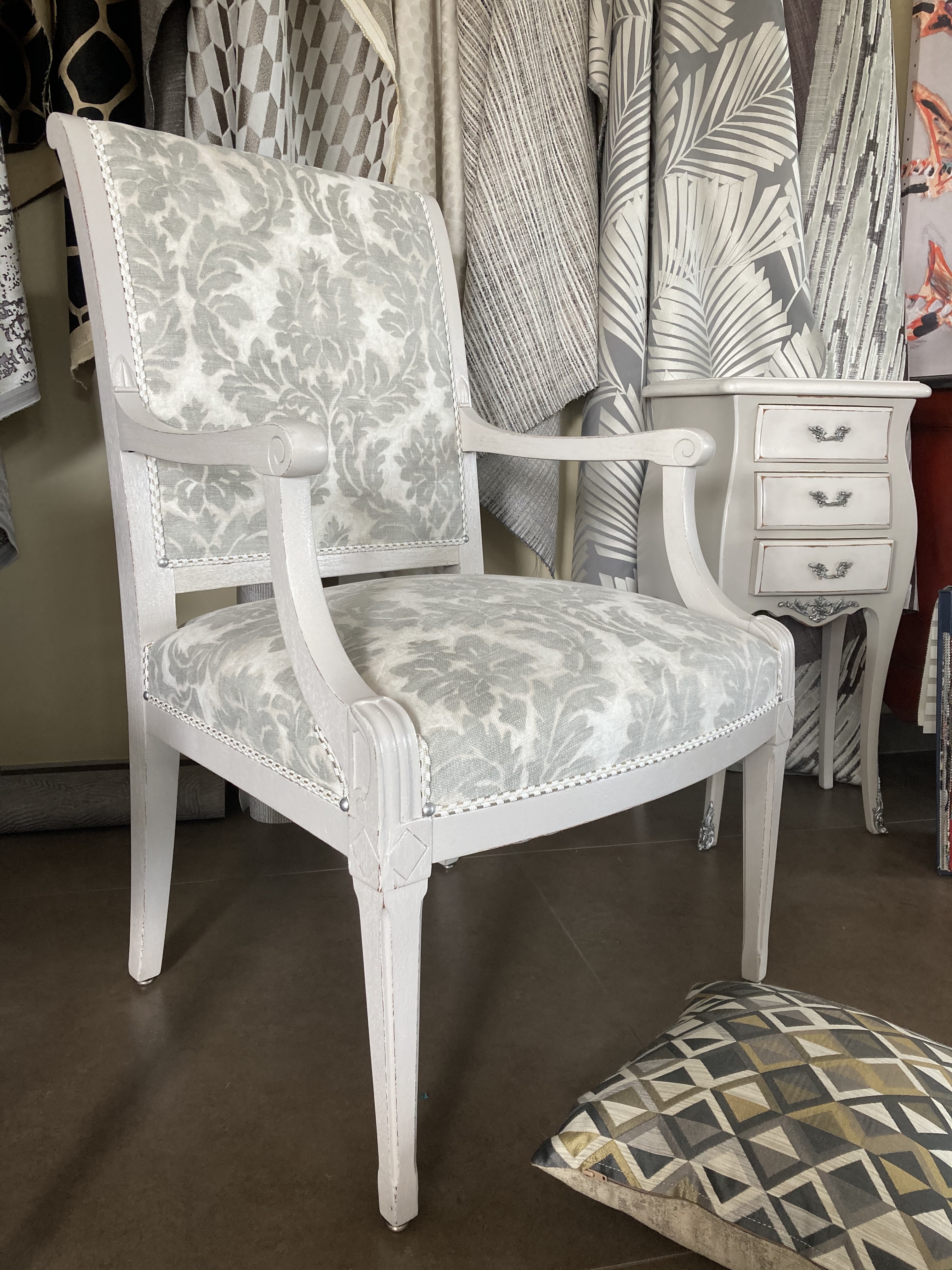 Img 5331 relooking meuble refection restauration fauteuil tapissier decorateur bordeaux saint medard en jalles lacanau carcan atelier les renaissances