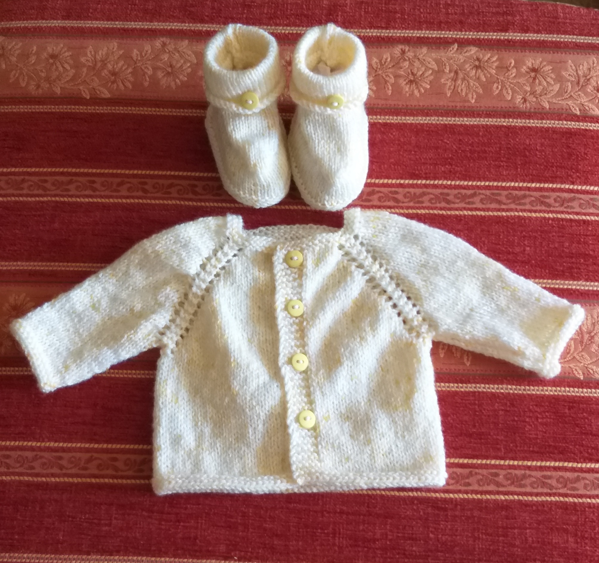 ensemble brassiere et chaussons naissance 20 euros