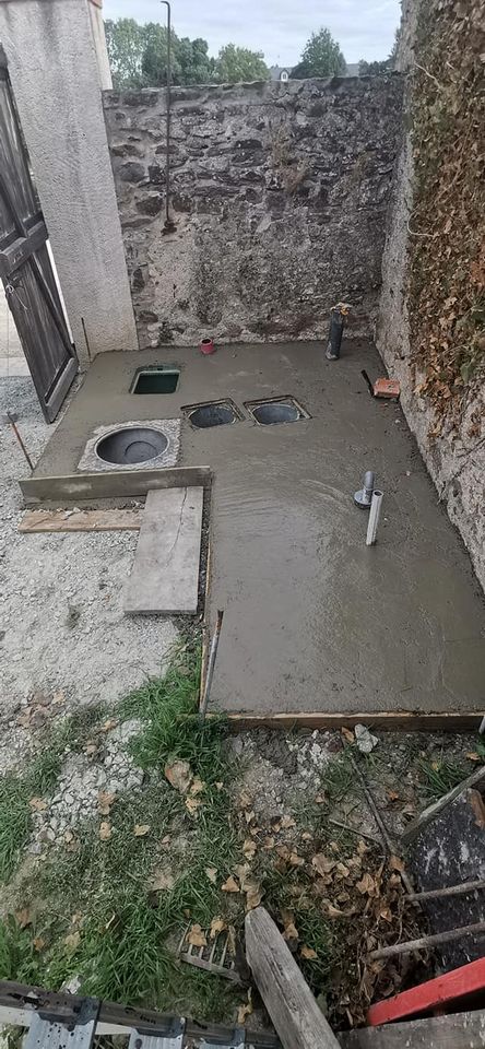La dalle de beton des toilettes