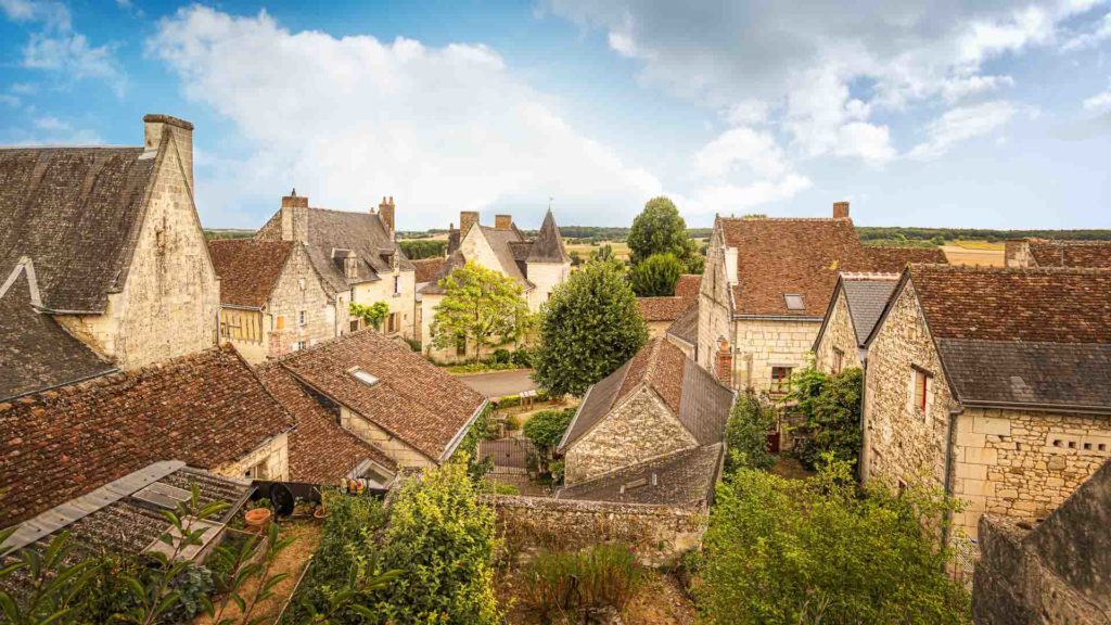 Vue d’un village traditionnel tourangeau avec toitures en tuiles et pierres de tuffeau