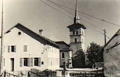 Place du village après 1950 (Le clocher a été réhaussé en 1950)