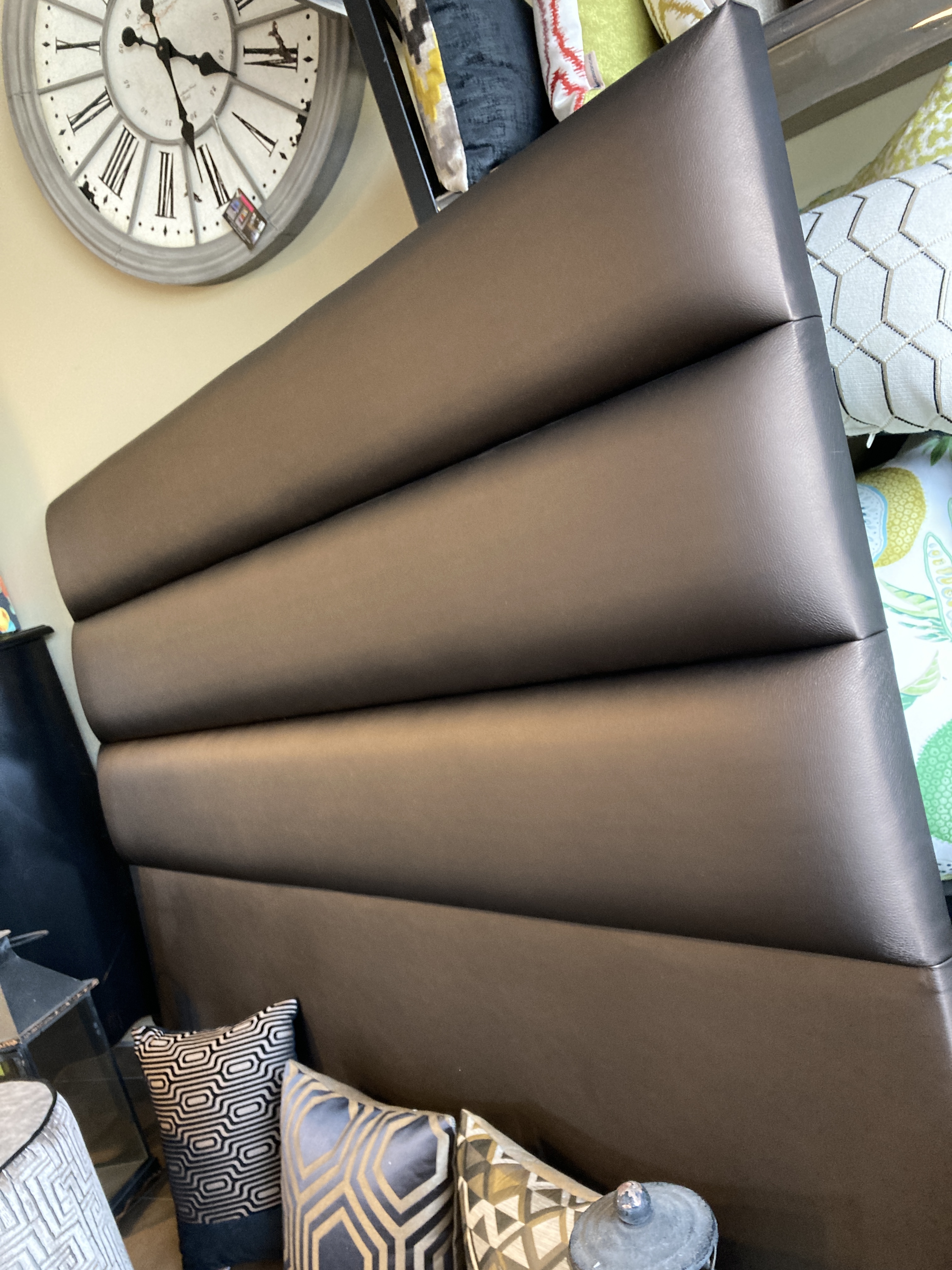 Tapissier decorateur bordeaux saint medard en jalles lacanau eysine carcan le bouscat atelier les renaissances relooking meulble refection restauration fauteuils chaises canapes tete de lit sur mesure