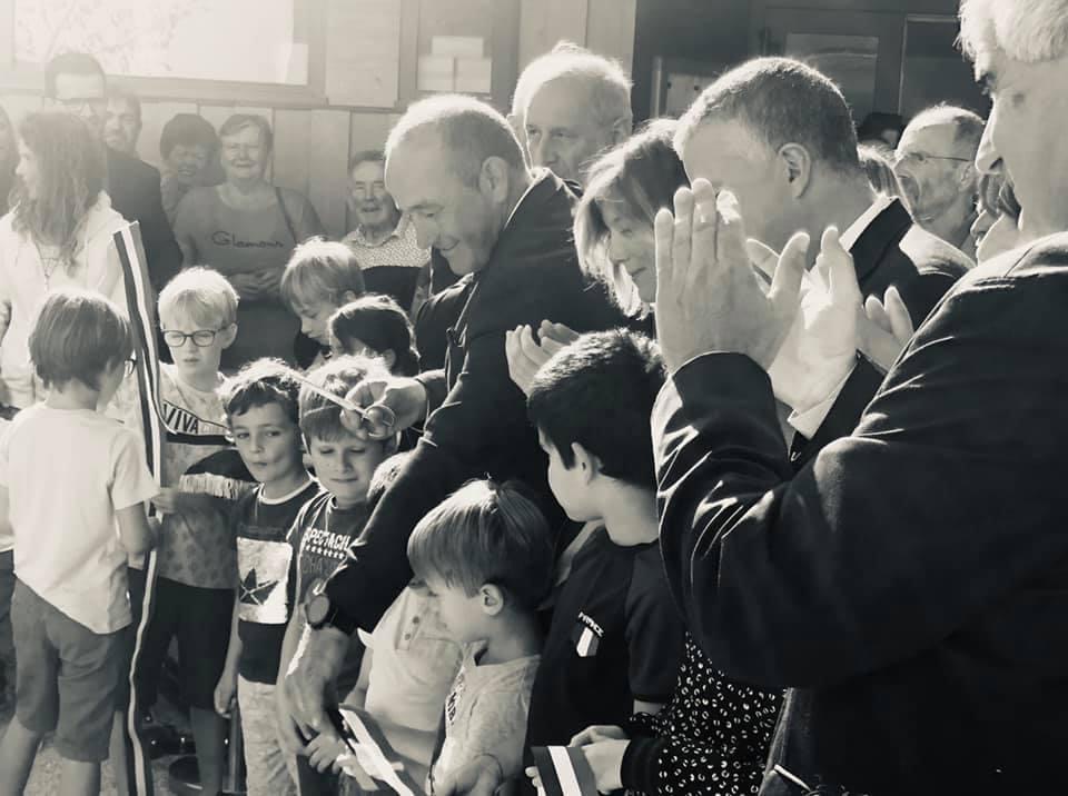 Inauguration du groupe scolaire de Vovray-Le-Sappey 
Au premier plan Xavier Brand, maire de Vovray, derrière lui Pierre Gal maire du Sappey, accompagnés des enfants des deux communes. 
Photographie Nathalie DEBIZE- Septembre 2019