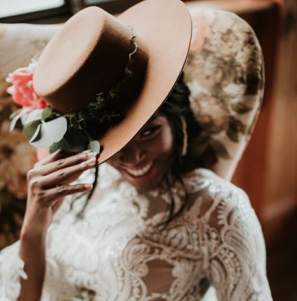 Mariee-chapeau-terracotta-mariage-pur-bonheur-wedding-planner