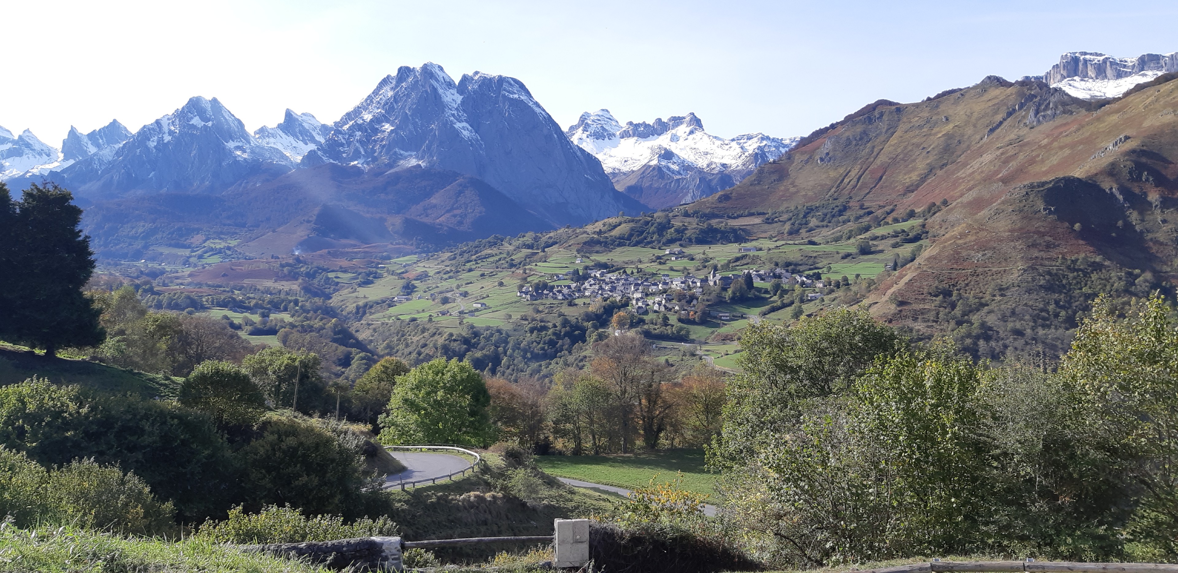 Le village de lescun entre automne et hiver